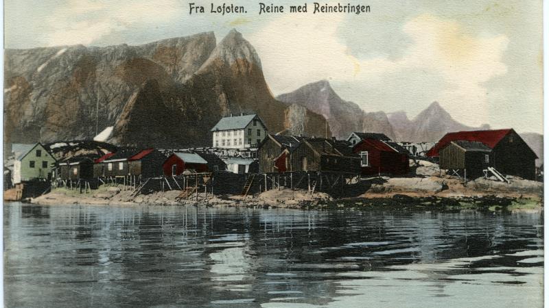 Reine i Flakstad med Reinebringen. Postkort fra 1905-1910 fra John Fredrikson Bog & Kunstforlag