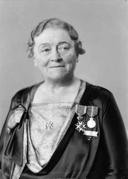 Betzy Kjelsberg fotografert i 1935. Hun bærer ordenstegn for ridder av 1. klasse av St. Olavs Orden og Kongens fortjenstmedalje i gull. - Klikk for stort bilde