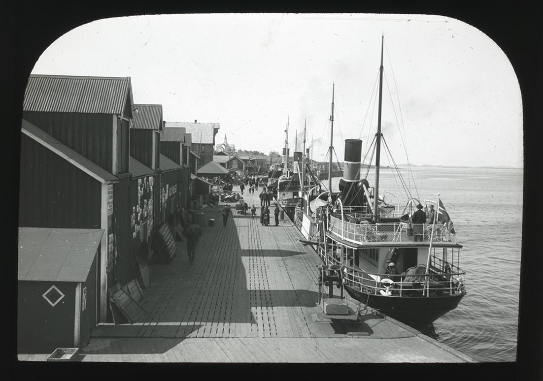 Lysbilde i sv/h Kaia i Sandnessjøen med båter. 1900-1920 - Klikk for stort bilde