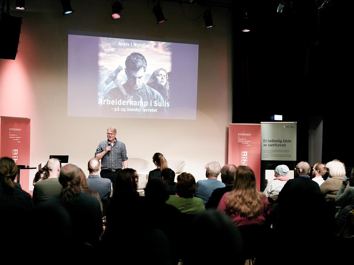 Bilde av Ketil Jensen og publikum i Litteratursalen i Stormen bibliotek - Klikk for stort bilde