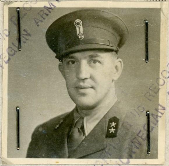 Svarthvit foto av mann i militæruniform. To stjerner på jakkeslaget.