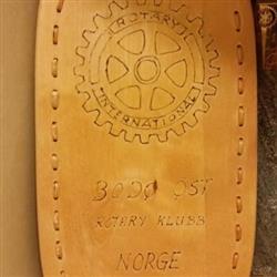 En Rotary-fjøl. Funnet i arkivet til Bodø Rotary klubb - Klikk for stort bilde