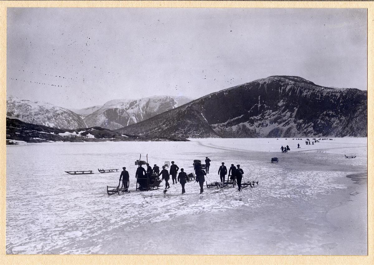 Folk på tur over isen på Beiarfjorden for å møte dampskipet, ukjent år. - Klikk for stort bilde