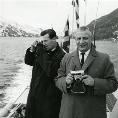 To som fotograferer. Fra arkivet etter Bodø Rotary klubb - Klikk for stort bilde