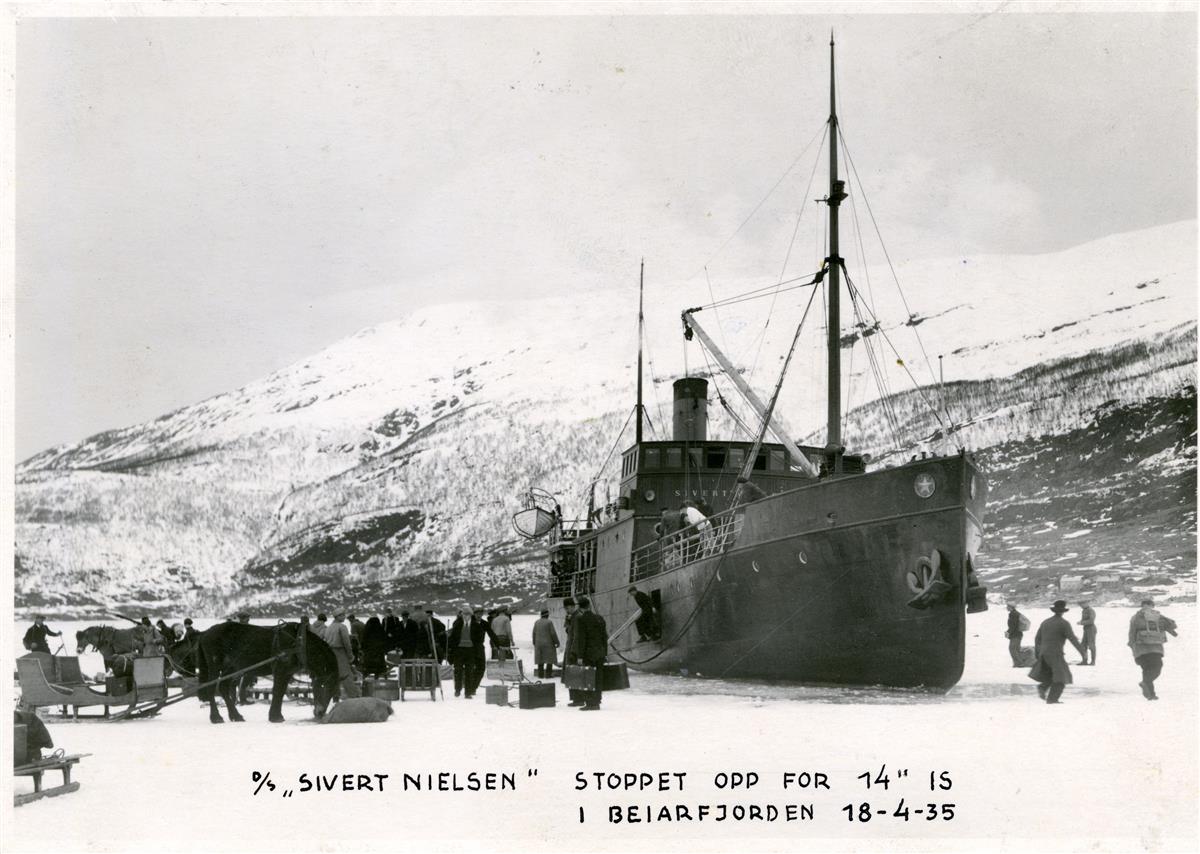 DS "Sivert Nielsen" stoppet opp for 35 cm tykk is i Beiarfjorden 18. april 1935 - Klikk for stort bilde