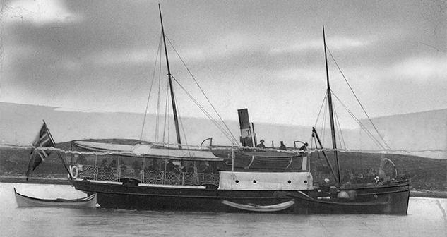Dampskipet "Torghatten" ble tatt i bruk i 1878, og gikk i rutefart på Sør-Helgeland. - Klikk for stort bilde