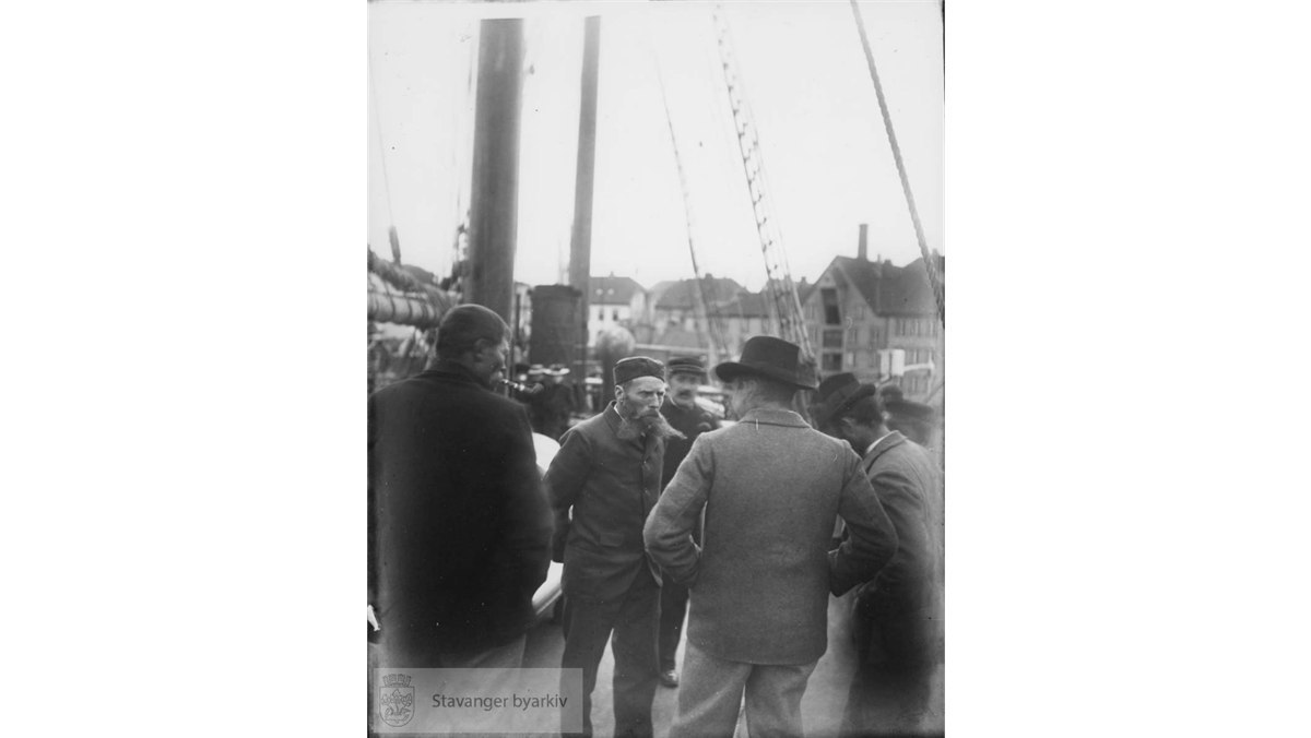 Flere menn på dekket av "Fram" ved kai i Stavanger havn. - Klikk for stort bilde