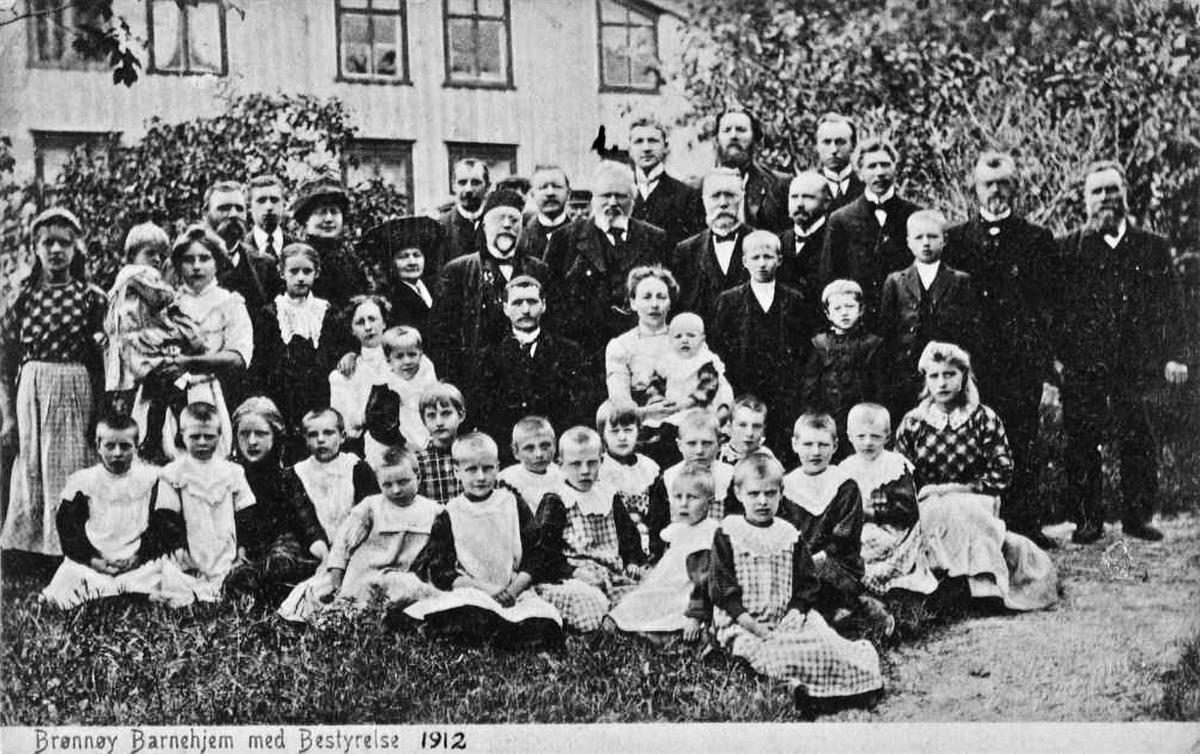 Brønnøy Barnehjem med bestyrelse 1912 - Klikk for stort bilde